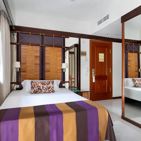 Parque San Antonio Hotel